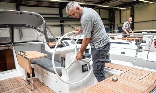 Ein Mitarbeiter des bayerischen Bootsbauers Bavaria Yachtbau arbeitet in der Produktion der Werft in Giebelstadt an einem Schiffsdeck. Mit dem Verkauf und überstandener Insolvenz kann auch Premium-Partner Yachten Meltl aus Bernau positiv in die Zukunft schauen. Foto Karmann/dpa