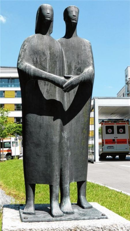 Ein positiv blickendes und gemeinsam nach vorne schreitendes Bronzepaar des Bildhauers Joachim Berthold empfängt seit Mitte der 1960er-Jahre die Besucher des Klinikums.Foto Frick