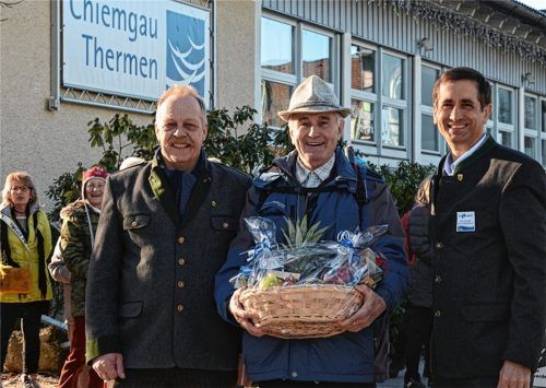 Ein Präsentkorb als Dank: Hermann Schmauß (Mitte) mit Wolfgang Kirner (links) und Peter Helfmeyer. Foto amf