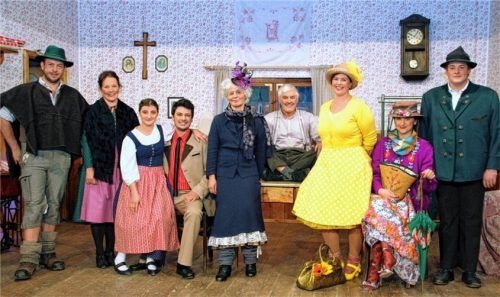 Eine bunte Komödie bieten die Schauspieler des Wendelstein-Theaters. Foto Anton Aumüller