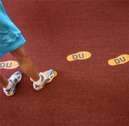 Eine Frage der Unternehmenskultur: An vielen Arbeitsplätzen herrscht heute das kollektive Du - vom Azubi bis zum Geschäftsführer. Foto Karl-Josef Hildenbrand/dpa/dpa-tmn