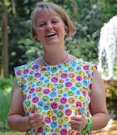 Eine fröhliche Frau: Dagmar Löbbert aus Aschau. Heute ist der Welttag des herzhaften Lachens. „Es ist eine der wichtigsten angeborenen emotionalen Ausdrucksverhalten des Menschen. Lachen ist gesund, setzt Glückshormone frei und man benutzt 135 Muskeln“, sagt die Lachyoga-Trainerin, die Psycholinguistik, Sonderpädagogik und Neuropsychologie an der LMU in München studiert hat.Foto re/kme