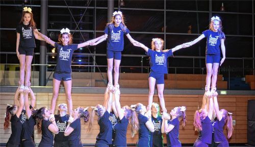 Einen atemberaubenden Auftritt legten die Cheerleader-Mädchen des MTV Rosenheim hin.Fotos ruprecht
