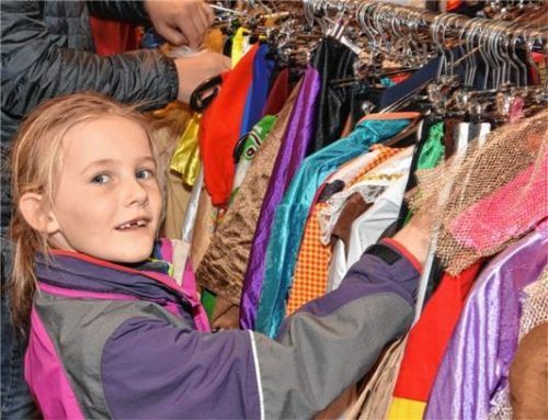 Einmal Indianerin sein: Lena weiß genau, welches Kostüm sie sucht. Geduldig schaut sie sich Kostüm um Kostüm an, um sich dann für das schönste zu entscheiden.