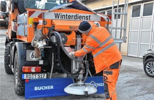 Einsatzbereit: die Fahrzeuge des Winterdienstes. Foto Schlecker