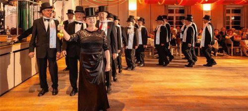 Einzug der Sänger – traditionell mondän mit Zylinder, Fliege und weißem Schal – zum Sängerball in Stephanskirchen. Dieser ist ein Highlight im Faschingsgeschehen im gesamten Landkreis.Fotos thomae