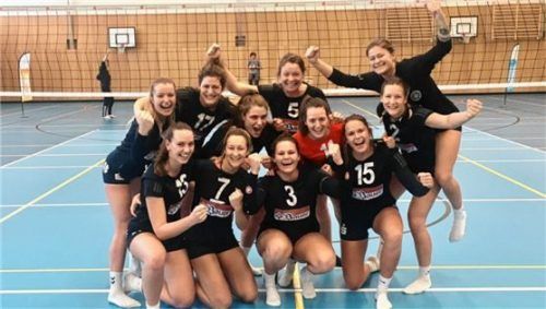Eiselfings Volleyballerinnen jubeln über den 3:0-Erfolg in Altdorf.