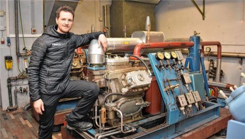 Eismeister Markus Kurpas vor einer der beiden alten Anlagen, die durch eine neue ersetzt werden sollen. Foto Ziegler