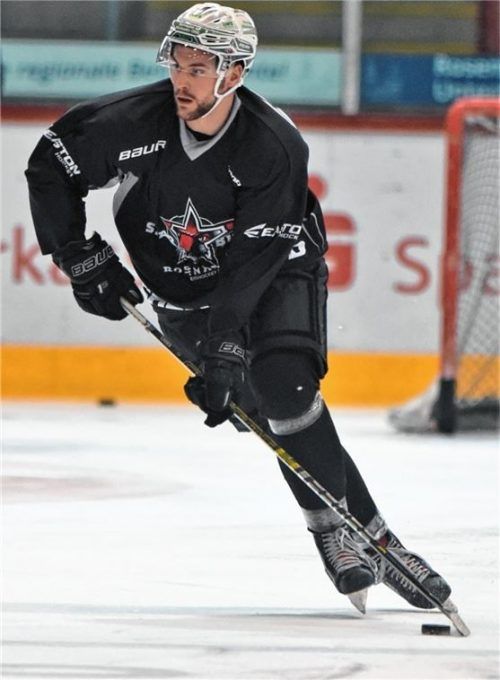 Elegant an der Scheibe: Neuzugang Felix Linden gestern bei seinem ersten Training in Rosenheim. Fotos  Ziegler