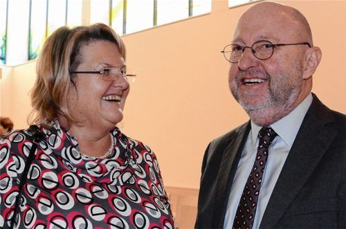 Elmar Kuhn, der am Donnerstag im Rahmen einer großen Feier in den Ruhestand verabschiedet wurde, blickt schon in die Zukunft, während sich Ehefrau Cornelia Kuhn offensichtlich auf die kommende gemeinsame Zeit freut.Foto amf