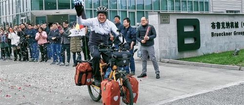 Emotionaler Abschied: Im Konfettiregen fährt Christoph Mayer vom Firmengelände. Fotos re