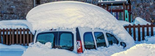 Endlich Schnee! Was der Kinder und Skifahrer Freud, ist mancher Autofahrer Leid, denn Frau Holle lässt es endlich schneien. Wer sicher unterwegs sein möchte, sorgt vor Fahrtantritt für freie Sicht.