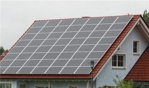 Energie mithilfe der Sonne gewinnen: Fotovoltaikanlage auf dem Dach eines Wohnhauses. Foto dpa