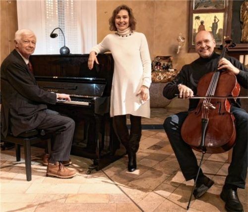 Ergänzten sich wechselseitig: Dr. Albert Schlosser am Klavier, Dichterin Sabine Rosenberg und Götz von der Bey am Cello. Foto re
