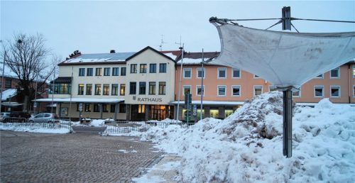 Erstes Aufeinandertreffen: Am Rathausplatz in Traunreut wurde ein Asylbewerber mit einer Pistole bedroht. Foto Mix