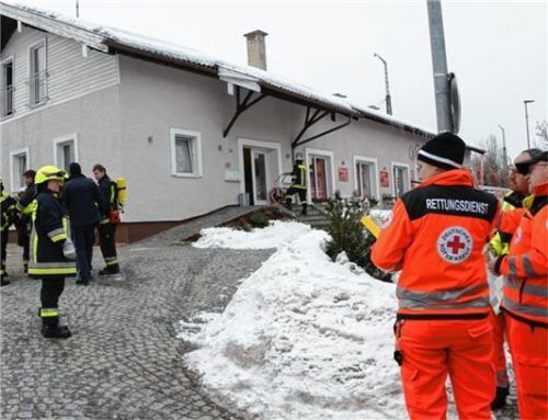 Feuerwehr, Rettungsdienst und Polizei waren an der Bahnhofstraße in Bad Endorf im Einsatz. Foto Ammelburger