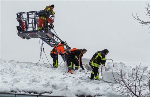 Feuerwehrmänner aus Waldkraiburg waren in Marktschellenberg dabei, um dabei zu helfen, Dächer von großen Wohngebäuden von der Schneelast zu befreien.Foto re