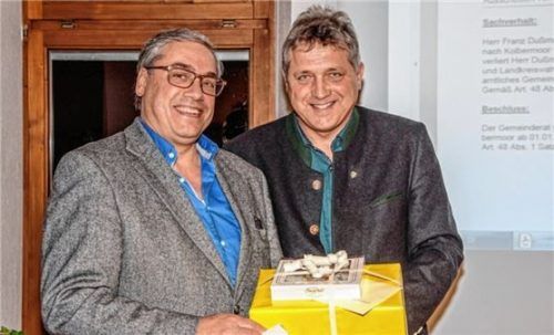 Franz Dußmann (links) mit Großkarolinenfelds Bürgermeister Bernd Fessler.