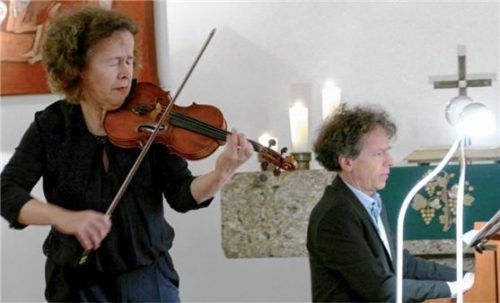 Franziska König sinnt, von ihrem Bruder Iwan begleitet, tiefversunken dem Dunkelsang in der Sonate von Roland Leistner-Mayer nach. Foto  Janka