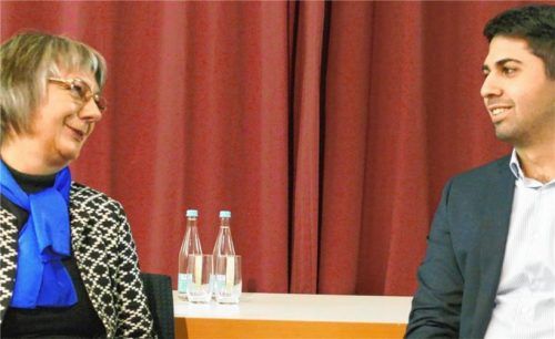 Freimütig und lebendig erzählt Helga Gold, von Abuzar Erdogan befragt, aus ihrer Zeit als Richterin.Foto Janka