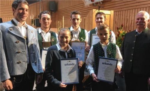 Für ihre Leistungen geehrt: Christian Höflinger (links) von der Musikkapelle und Martin Obermair (rechts) vom Musikbund zeichneten (von links) Peter Anderer (Bronze, Tuba), Maxi Sperl (Gold, Posaune), Matthias Heidinger (Silber, Klarinette), Magdalena Walther (Bronze, Trompete) und Simon Adam (Bronze, Trompete) aus. Foto  ge