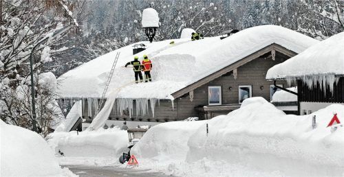 Gefährliche Pracht: Rund eineinhalb Meter Schnee liegen auf dem Dach dieses Hauses in Sachrang. Fotos reisner
