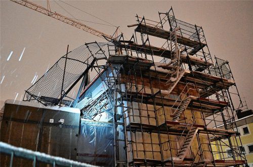 Gefahr für Passanten: Weil Schneemassen das Baugerüst an der Traunsteiner Klosterkirche beschädigt haben, mussten anliegende Straßen gesperrt werden. Fotos Lamminger (3), H.Reiter