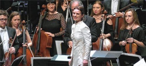 Gerührt nimmt die ukrainische Dirigentin Oksana Lyniv die Ovationen des Publikums entgegen. Foto Janka