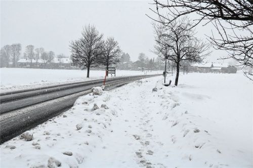 Gestern in Aschau. Etwa auf Höhe der Bank wurde die junge Frau aus Albaching am frühen Sonntagmorgen von einem Auto erfasst und starb. Vermutlich war gegen 3.45 Uhr der Fußweg ähnlich schlecht passierbar, weshalb die 23-Jährige auf der Straße ging und dort den Tod fand.Foto reh