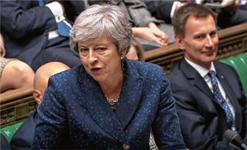 Gibt mit ihrer Strategie zunehmend Rätsel auf: Die britische Premierministerin Theresa May während einer Fragestunde im britischen Unterhaus. Foto House Of Commons/PA Wire/dpa