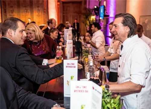 „Gin & Tonic Apotheker Bar“ – mit diesem Konzept ist Andreas Plucinsky (rechts) seit drei Jahren der Cocktail-Caterer beim Neujahrsempfang in der Staatskanzlei. Morgen Abend kredenzt er 1400 Gästen von Ministerpräsident Markus Söder seine hochwertigen Gin Tonic-Kreationen wie „Thai“ mit Lemongrass, Basilikum und Ingwer oder „Spice“ mit Kumquats und Zimt.Fotos Tom Bauer