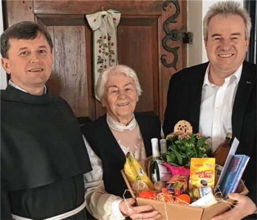 Glückwünsche für die Jubilarin: Theresia Kleh mit Pater Christoph (links) und Bürgermeister Peter Böck. Foto re