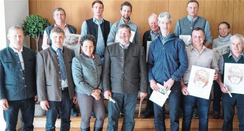 Glückwünsche verteilten Hans Rauchenberger vom Zuchtverband Miesbach, Georg Lechner von der VZG Rosenheim und die stellvertretende Landrätin Alexandra Burgmaier (unten von links) an die geehrten Landwirte. Foto Heinz