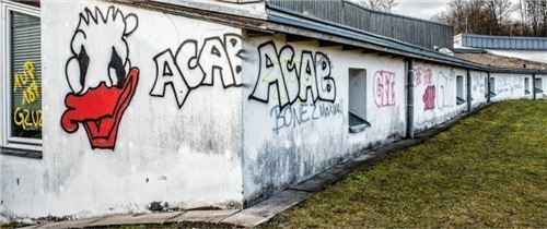 Graffiti an zwei Gebäudeseiten und eine eingeschlagene Tür hinterließen Unbekannte am Edlinger Kindergarten „Schatztruhe“.Foto Kirchgraber