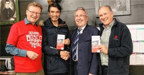 Gratuliert Ismeil Mohammad (2. von links) zur bestandenen Führerschein-Theorie-Prüfung: Landrat Georg Huber (2. von rechts). Er übernimmt die Patenschaft des Projektes „Aschau integriert“, das auf Spenden angewiesen ist. Mit auf dem Bild Pater Heinz Menz (links) und Einrichtungsleiter Peter Konietzko.Foto re