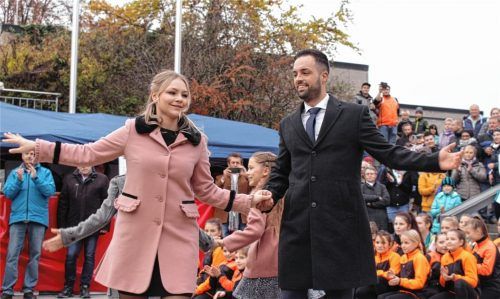 Groovten sich beim Faschingsauftakt am Rathausvorplatz auf die fünfte Saison ein: Prinzessin Chantal und Prinz Termet von der Waldburgia.Foto sn