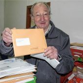 Zustellerin bunkert Post in Keller