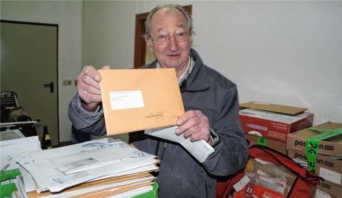 Hans Schödl hatte die Post, die nie ausgeliefert wurde, kurz nach den Weihnachtsfeiertagen in einem Kellerraum seines Hauses im Gewerbegebiet entdeckt.Foto  hg