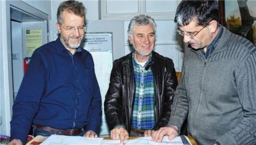 Hans Ziegler, Michael Oberndorfner und Stefan Reischl bei der Recherche zur Ausstellung im Heimatmuseum Kolbermoor“ (von links).