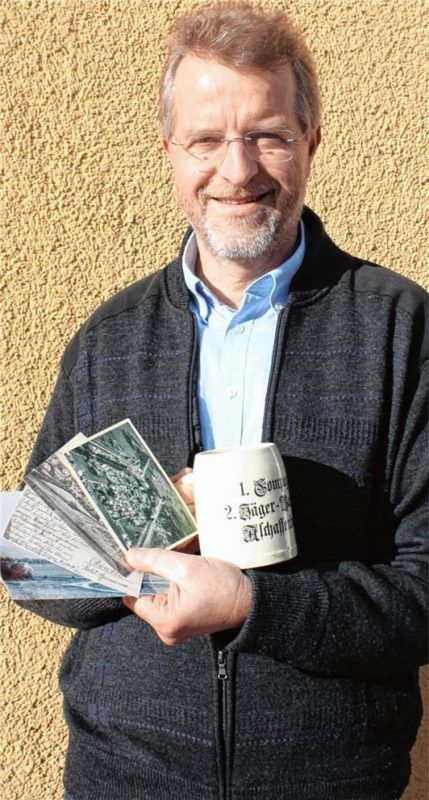 Hans Ziegler vom „Förderverein des Heimatmuseums“ sammelt alte Kolbermoorer Postkarten und Fotos.