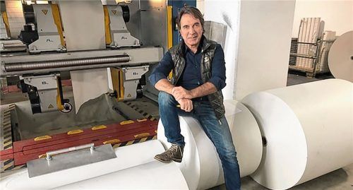 Herr über zigtausende Meter Papier: Druckzentrums-Leiter Peter Höllbauer mit Rollen von Zeitungspapier. Foto re
