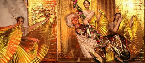 Himmelwärts: Ninette Sellmair, Gabi Tachakor und Jutta Schmidt (von links) schaukeln Rauschgoldengel Andi Kulot in den Himmel hinein. Foto Albert Aschl