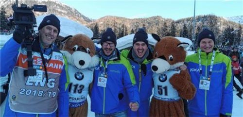 Ihre Arbeit wurde live auf den Videowänden der Chiemgau-Arena gezeigt: Gerhard Guggenbichler, Thomas Oberpriller, Geri Egger und Lukas Hörterer (von links).Foto Settele