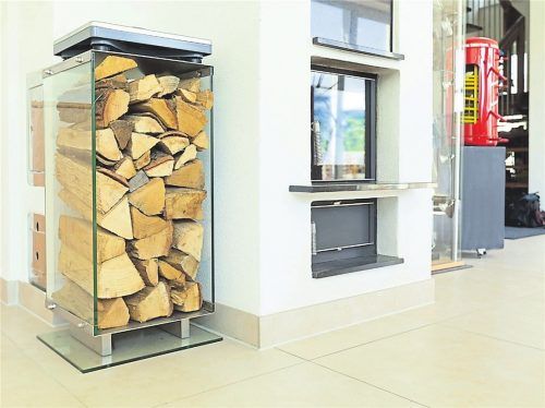 Im energieautarken Haus sichert ein Holzofen an kalten Tagen die Wärmeversorgung. Rund 70 Prozent des Wärmebedarfs werden aber solar erzeugt. Foto dpa/Bader