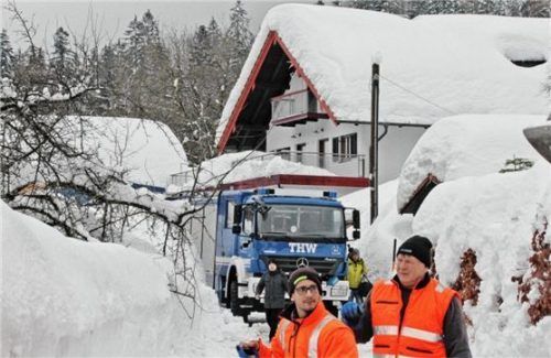 Im Schnee versunken: Viele Helfer eilten am Wochenende nach Innerwald. Fotos  reisner