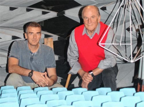 In der Prüfkammer: Graphitschaum-Kegel und Ferrit-Platten schirmen den Würfel aus drei Millimeter dickem Stahl bei den Störfeldmessungen vor Ort ab. Rund eine Million Euro kostete die Anlage, die neue Antenne knapp 80 000 Euro. Jährlich muss die Anlage neu kalibriert werden. Josef Schmitz (rechts) mit Mitarbeiter Thomas Mauck. Foto  sen