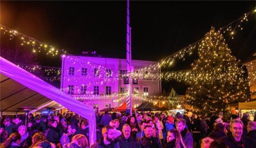 In ein Lichtermeer verwandelte sich der Alte Rathausplatz bei der Vorsilvesterparty. DJ Sven Gabriel zeigte sich von der Mangfallstadt begeistert und versprach, „eine weitere Party zu rocken“.Foto buhleier