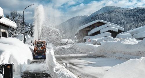 In Reit im Winkl nutzten die Bauhofmitarbeiter gestern die Schneepause, um Straßen und Wege weiter freizuräumen. Auch in allen anderen Gemeinden liefen die Aufräumarbeiten auf Hochtouren. Foto Hauser