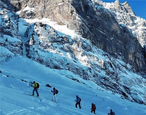 Ins Gelände – aber sicher! Im Rahmen der dreitägigen „Snow & Safety Days“ in Engelberg in der Zentralschweiz unternehmen die Teilnehmer stets eine geführte Skitour. Foto  Engelberg-Titlis Tourismus