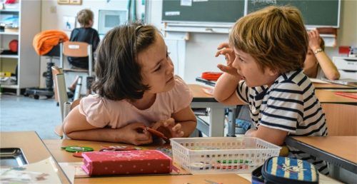 Ist eines von diesen beiden Kindern behindert? Auf diese Idee kommen wir nur, weil wir gelernt haben, in Schubladen zu denken. Hier unterhält sich Gustav, der wie alle anderen Kinder in Oberaudorf die Gebärdensprache quasi nebenher lernt, mit der gehörlosen Hannah.Foto Private Schulen Oberaudorf-Inntal